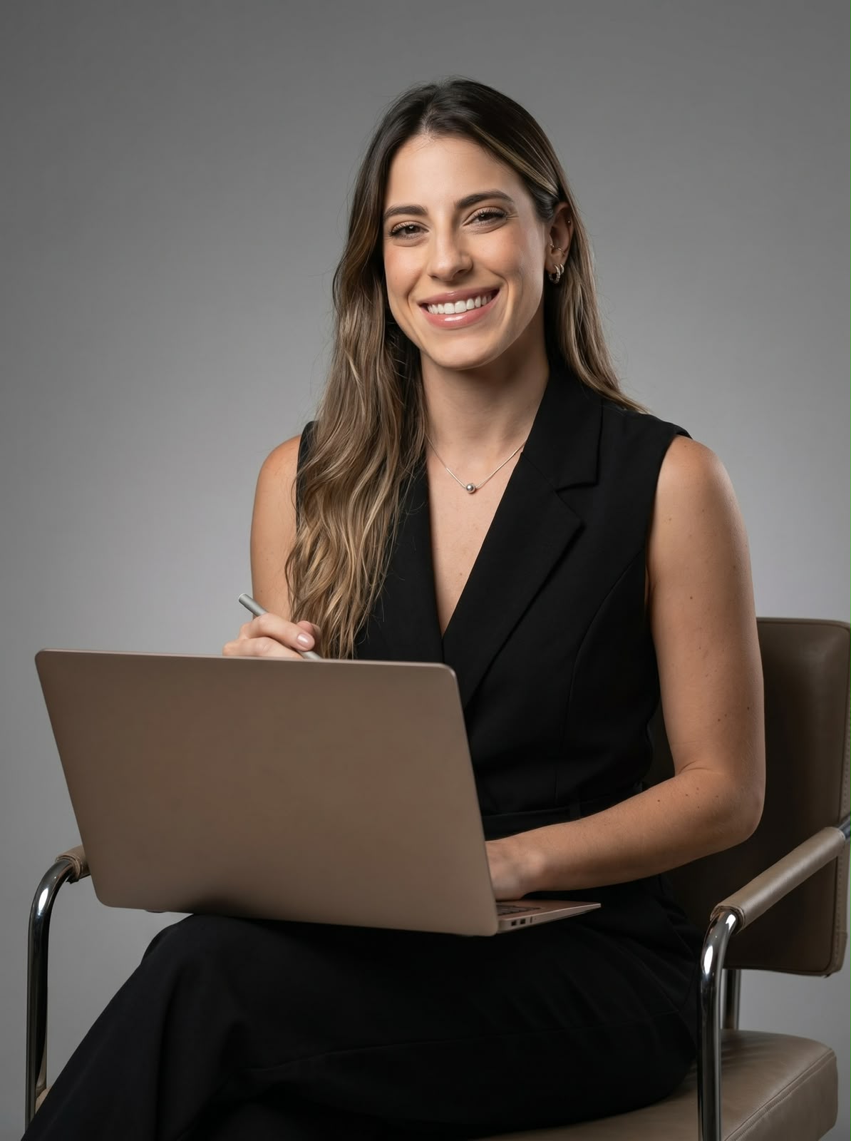 Bárbara Lima em atendimento online, no notebook